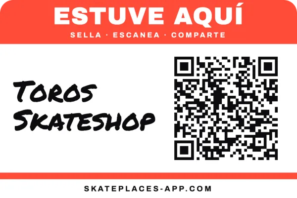 Slap sticker blanco con bandas rojas: ESTUVE AQUÍ, SELLA · ESCANEA · COMPARTE, Toros Skateshop escrito a mano junto al QR, SKATEPLACES-APP.COM