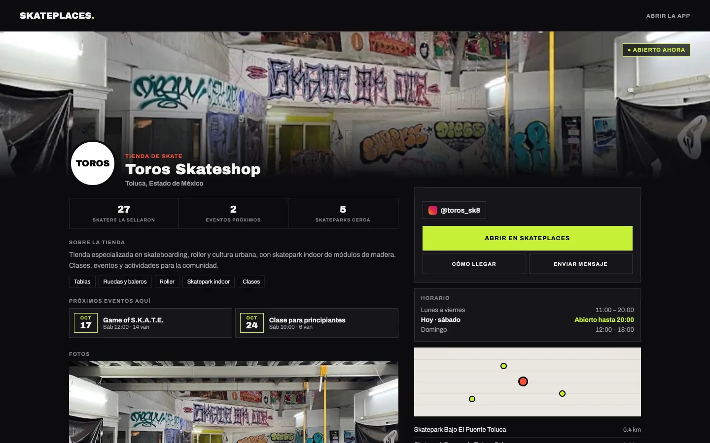 Mini-web de Toros Skateshop en una computadora: foto del local, logo con sus iniciales, ABIERTO AHORA, cuántos skaters la sellaron, qué vende, sus próximos eventos, @toros_sk8 con ABRIR EN SKATEPLACES, CÓMO LLEGAR y ENVIAR MENSAJE, su horario y el mapa con los skateparks cercanos