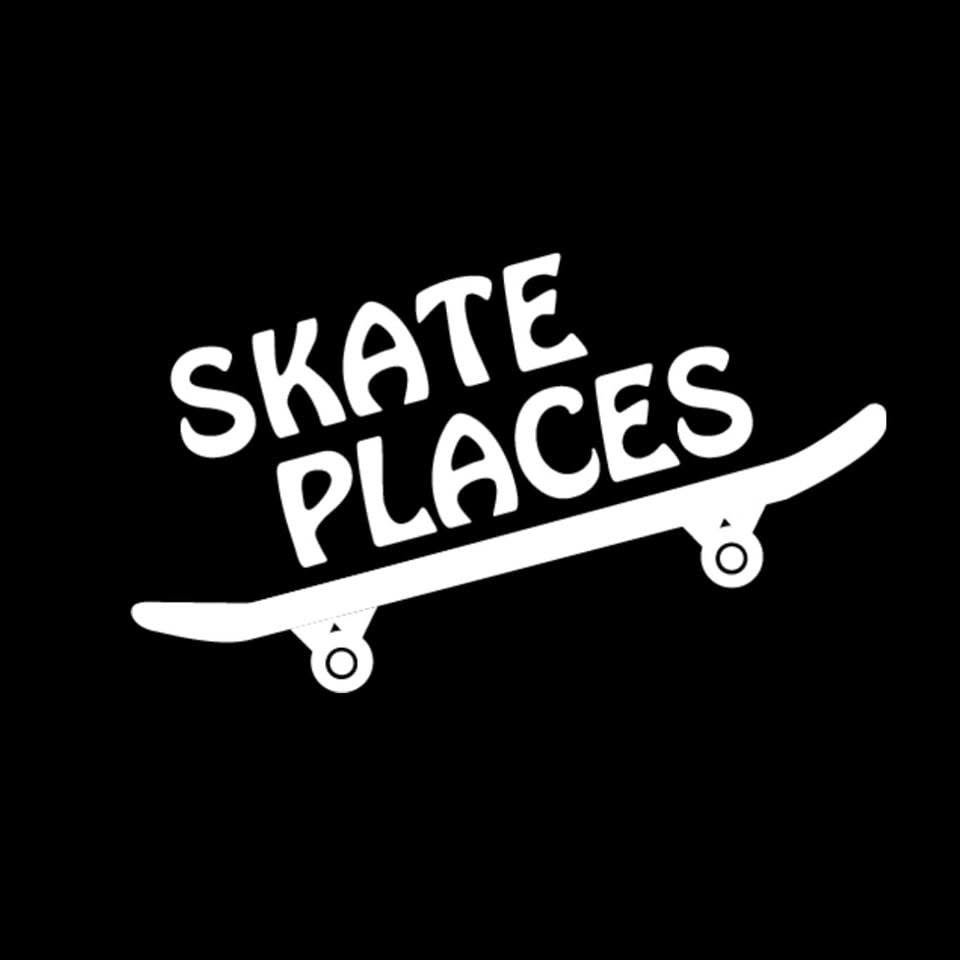 Logotipo de SkatePlaces: las palabras SKATE PLACES en blanco sobre una patineta, fondo negro